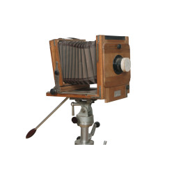 STUDIO CAMERA 13X18 ΞΥΛΙΝΗ TEXHNKA ΜΕ ΦΑΚΟ 210/4,5 ΚΙΤ ΜΕ ΤΡΙΠΟΔΙ  